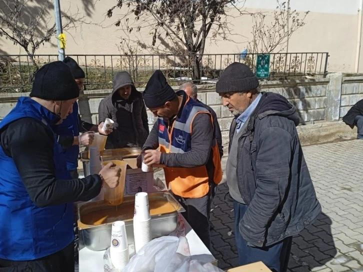 Adıyaman’da depremzedelere sıcak yemek
