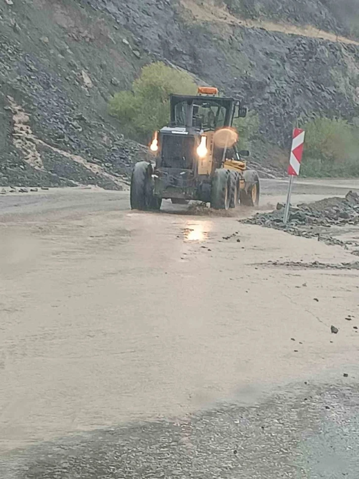 Adıyaman’da heyelanda kapanan köy yollarını açmak için çalışmalar sürüyor
