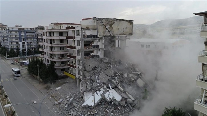 Adıyaman'da ağır hasarlı yapıların yıkımına başlandı