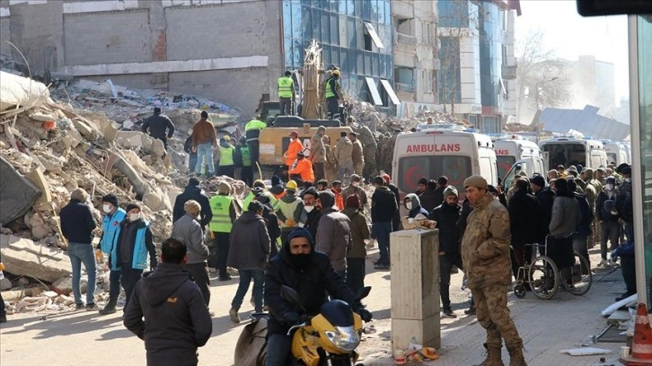 Adıyaman'da bir çift depremden 128 saat sonra enkazdan sağ çıkarıldı