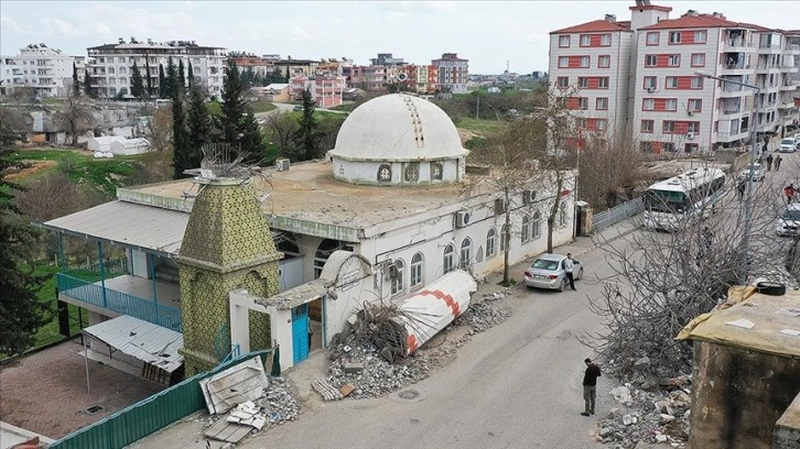 Adıyaman'da depremde minaresi yıkılan camide ezan sesi susmadı