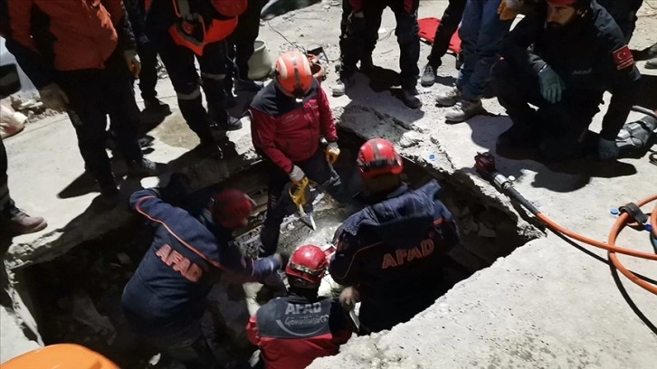 Adıyaman'da enkaz altında kalan kız kardeşler 67 saat sonra kurtarıldı