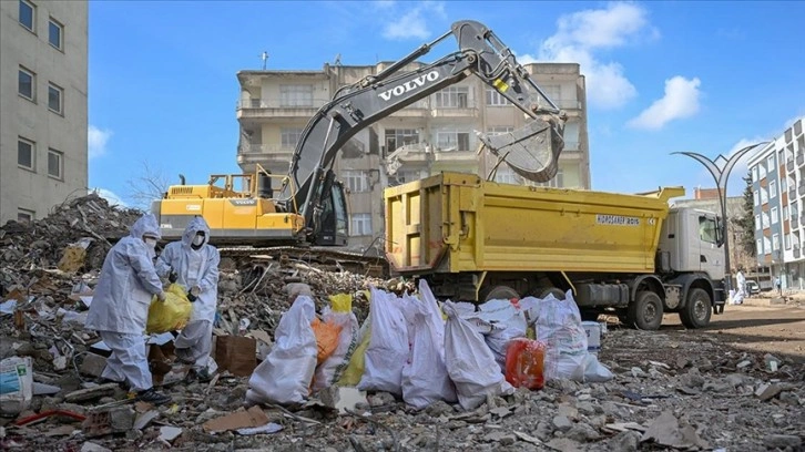 Adıyaman'da enkaz altındaki zirai ilaçlar uzman ekip tarafından çıkarılıyor