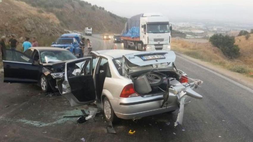 Otomobiller virajda çarpıştı: 1 ölü, 5 yaralı