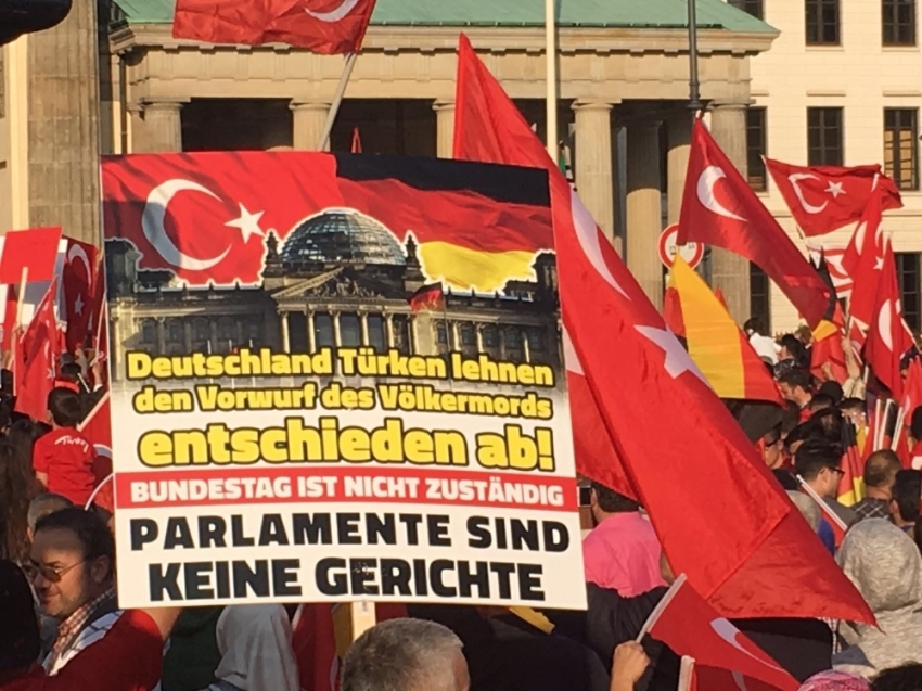 Berlin’de binlerce Türk’ten protesto