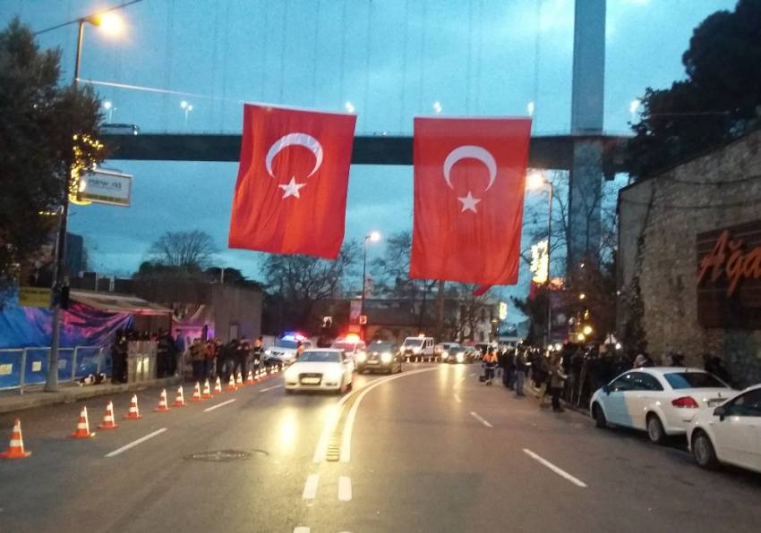 Gece kulübünün bulunduğu caddeye Türk bayrağı asıldı