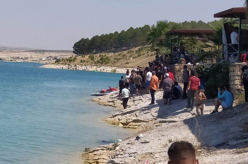 Serinlemek için girdiği baraj gölünde boğuldu