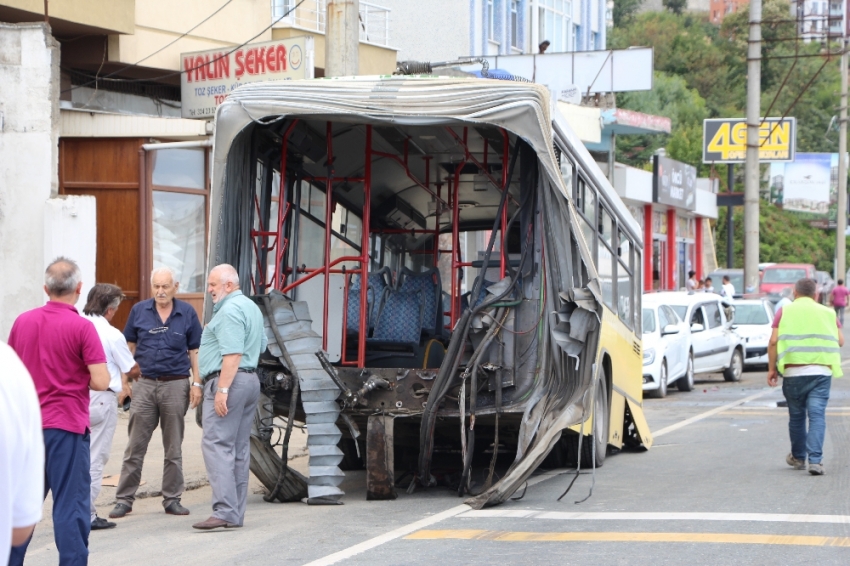 Körüklü belediye otobüsü ortadan ikiye ayrıldı: 3 yaralı