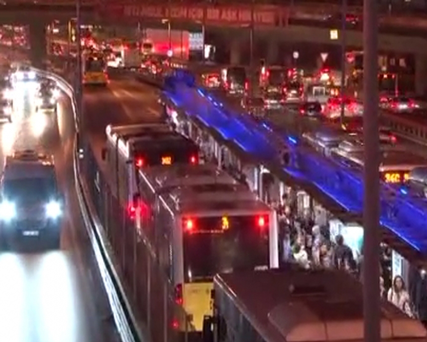 Metrobüsün çarptığı genç ağır yaralandı