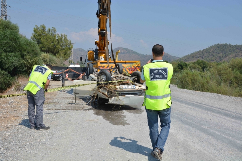 Su çukurundaki otomobilin içinden erkek cesedi