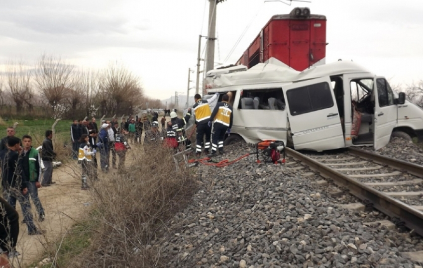 Öğrenci servisi trenle çarpıştı: 1 ölü, 16 yaralı