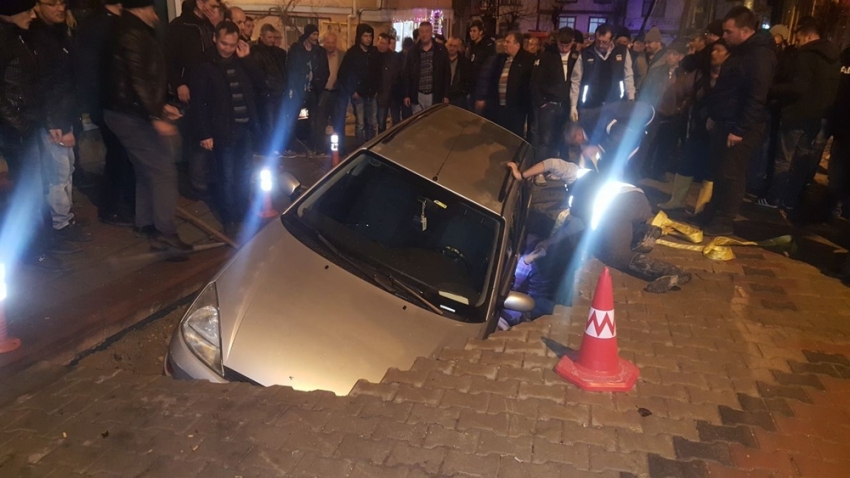 Yol çöktü, otomobil içine düştü