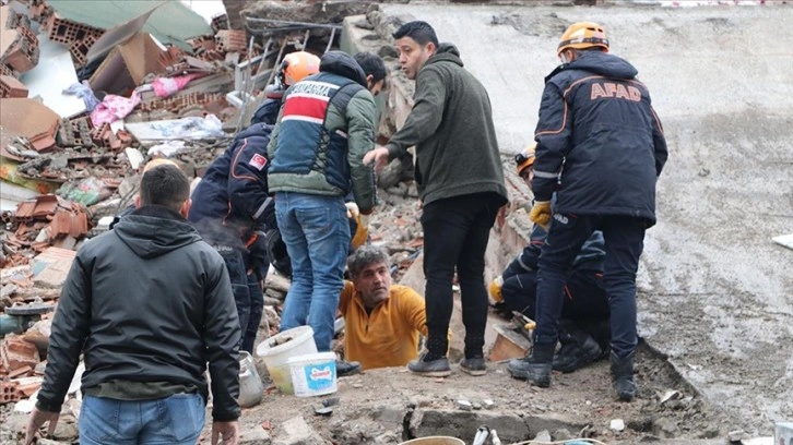 AFAD, deprem bölgelerinde 13 bin 740 arama kurtarma personelinin görevlendirildiğini açıkladı