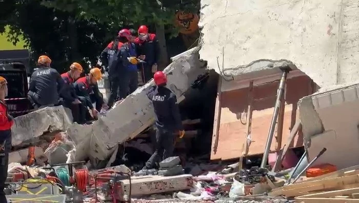 AFAD Küçükçekmece’de çöken binada hassas cihazlarla dinleme çalışması yaptı
