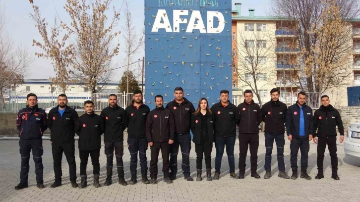 AFAD personeli: "Enkazdaki bazı yaralılar zarar görmesin diye arkeologlar gibi kazdık"