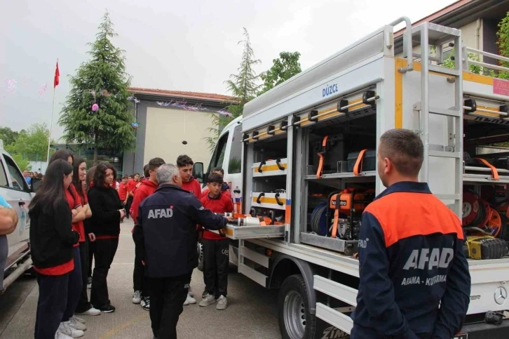 Afet durumunda sahada görev alan ekipleri tanıdılar
