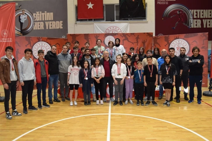 Afyonkarahisar’da badminton turnuvası tamamlandı
