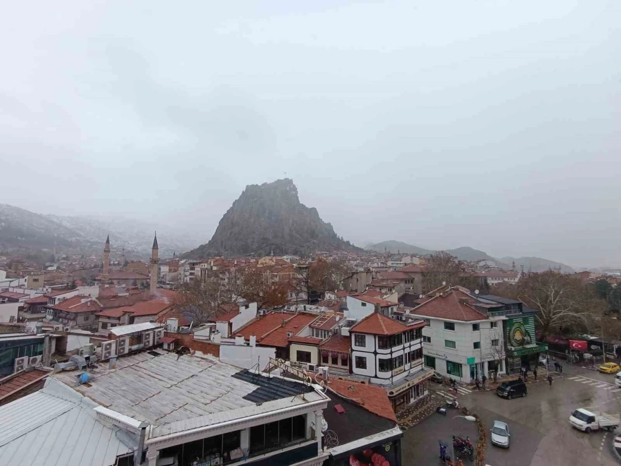 Afyonkarahisar’da beklenen kar yağışı öğle saatlerinden başladı
