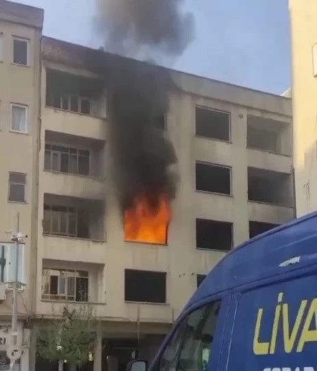 Ağır hasarlı binada çıkan yangın korkuttu
