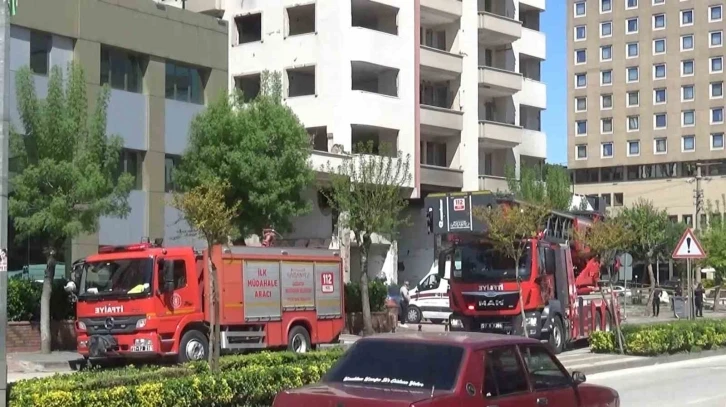 Ağır hasarlı binada intihar etmek isteyen şahsı ekipler kurtardı
