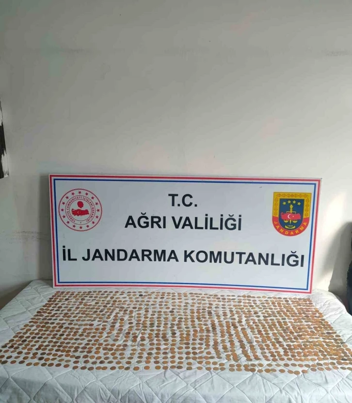 Ağrı’da durdurulan tırda bin 245 altın sikke ele geçirildi
