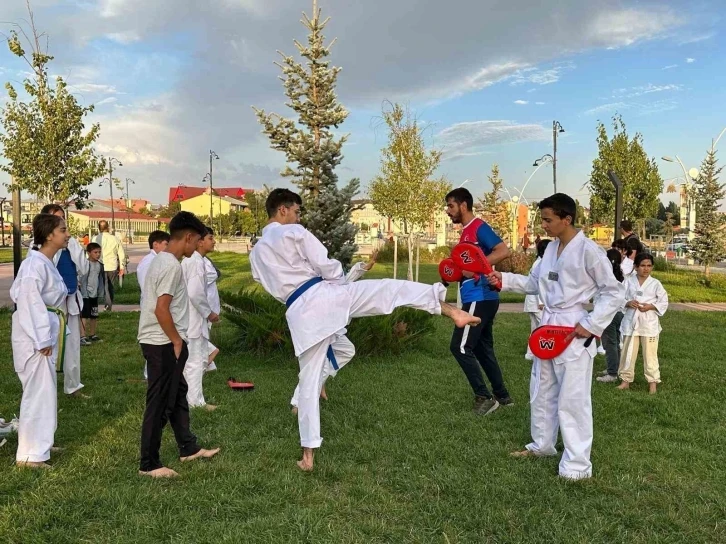 Ağrı’da gençler sosyal medyadan sosyal hayata geçiyor
