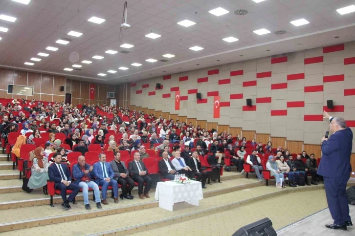 Ağrı’da “İnsan, İnsanın Gölgesinde Yetişir” temalı seminerler gerçekleştirildi