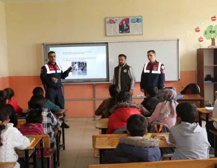 Ağrı’da öğrencilere doğa ve hayvan sevgisi anlatıldı
