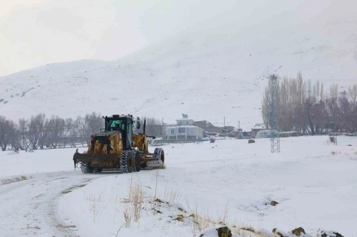 Ağrı’da "Kar Kaplanları" kapanan yollar için seferber oldu
