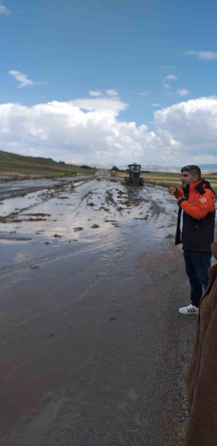 Ağrı’da sel nedeniyle kapanan Ağrı-İran karayolu ulaşıma açıldı
