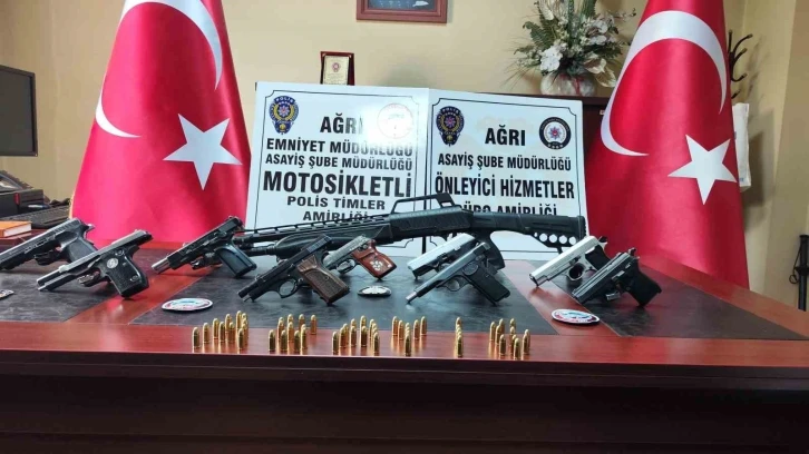 Ağrı’da “şok” uygulamada ruhsatsız silahlar ele geçirildi
