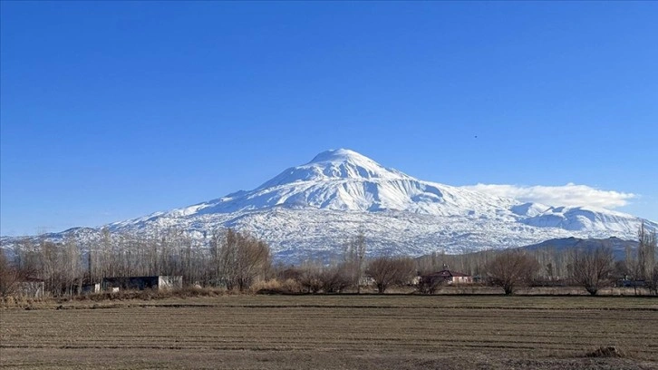 Ağrı Dağı'na 2,5 ay sonra kar yağdı