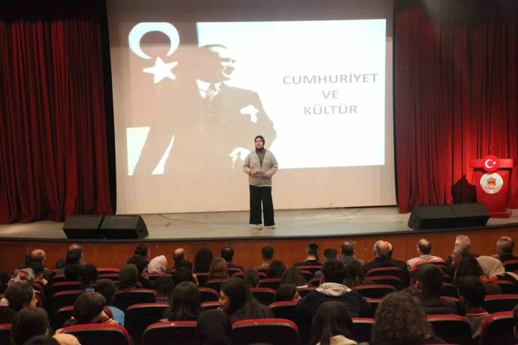 Ahlat’ta “Gençlerin Gözünden Cumhuriyet” sunumu
