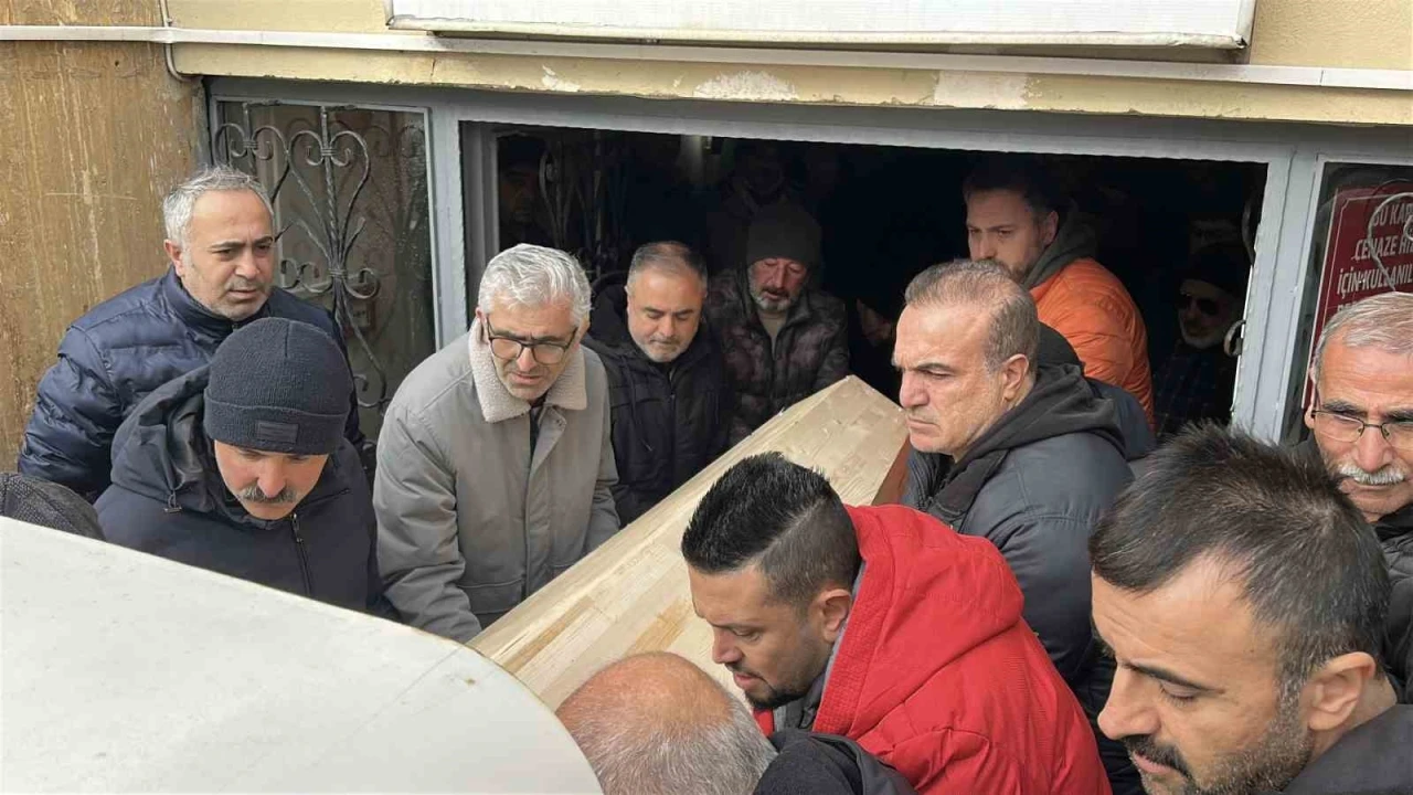 Aile içi cinayete kurban giden anne ve oğlunun cenazeleri yakınlarına teslim edildi
