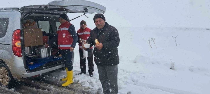 Aile ve Sosyal Hizmetler Bakanlığından yolda kalan vatandaşlara gıda yardımı
