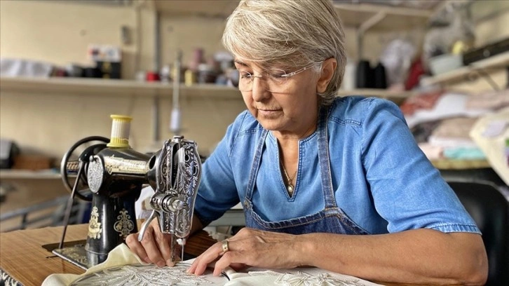 Aile yadigarı dikiş makinesiyle yaptığı ürünlerle 43 yıldır çeyizleri süslüyor