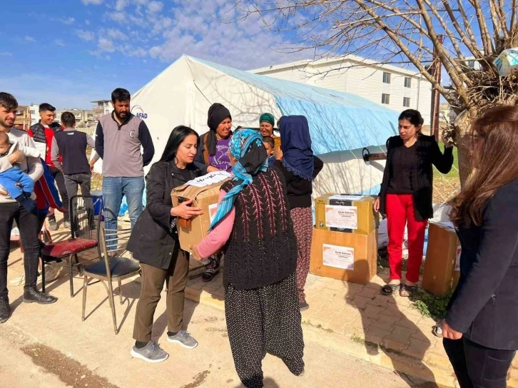 AK Kadınlar deprem bölgesine 133 koli mutfak seti gönderdi
