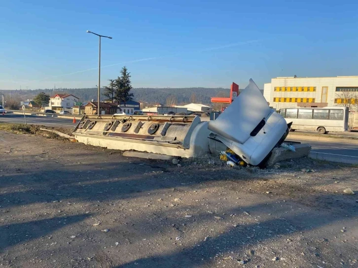 Akaryakıt tankeri sulama kanalına devrildi