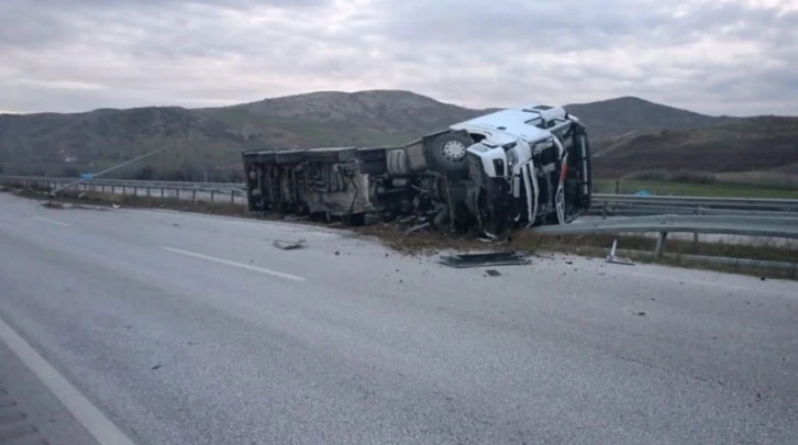 Akaryakıt yüklü tanker devrildi: Çorum-Ankara karayolu trafiğe kapatıldı
