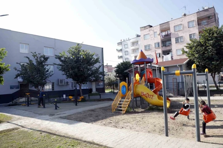 Akdeniz Belediyesi çocuk parklarını yeniliyor
