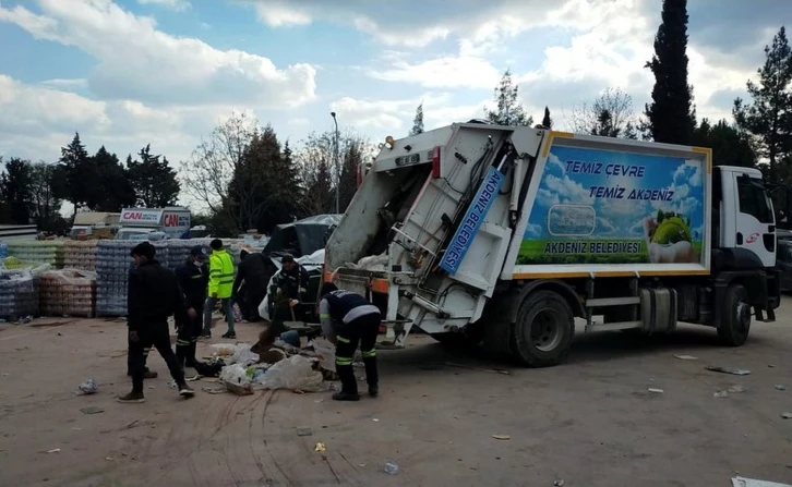 Akdeniz Belediyesi ekipleri deprem bölgesinde hizmet veriyor
