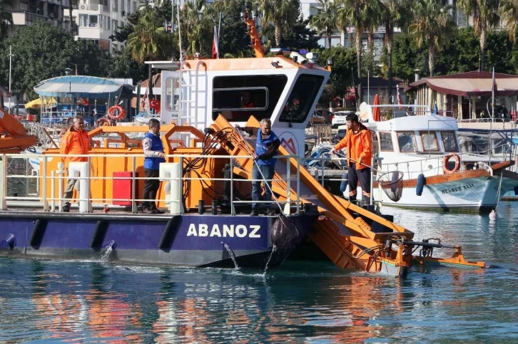 Akdeniz’in iki noktasından 20 kamyon çöp çıktı
