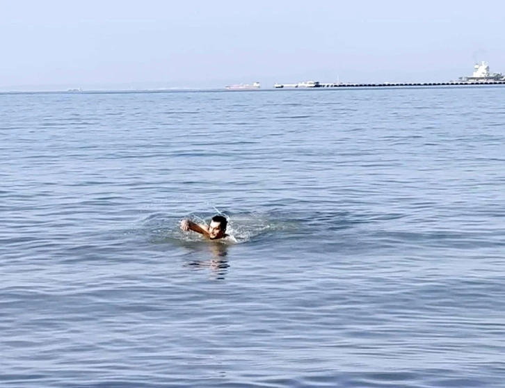 Akdeniz’in serin sularında Ocak güneşinin tadını çıkardı