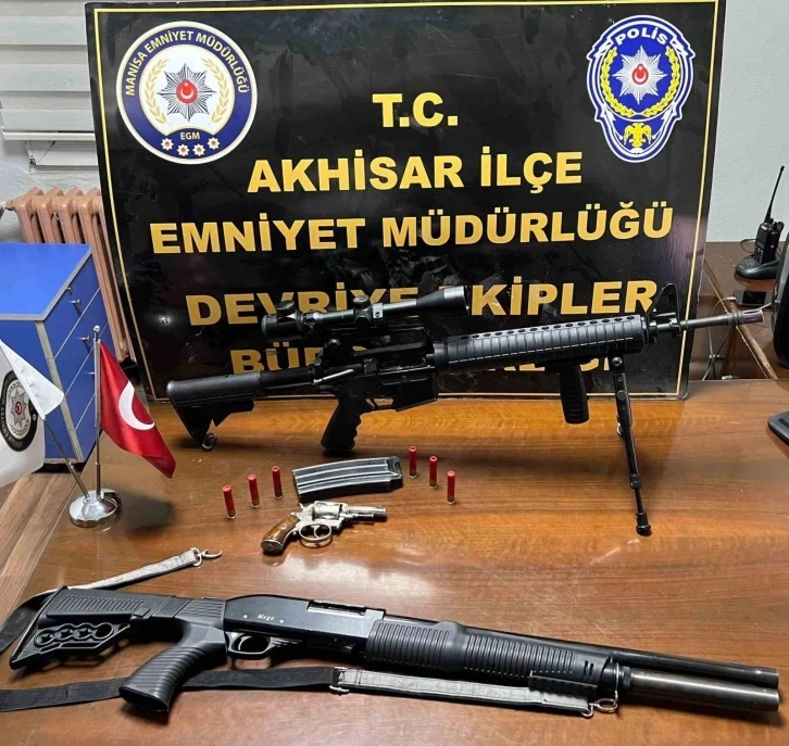 Akhisar’da polisin yakaladığı şahsın üzerinden cephanelik çıktı
