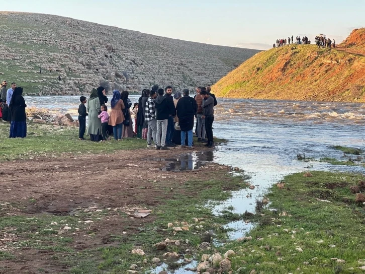 Akıntıya kapılan çocuğu arama çalışmaları devam ediyor
