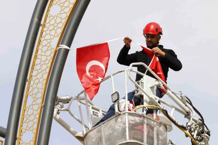 Aksaray Belediyesi, cadde ve sokakları Türk bayrakları ile donatıyor
