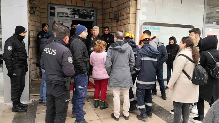 Aksaray’da depremden etkilenen ağır hasarlı 5 katlı bina tahliye edildi