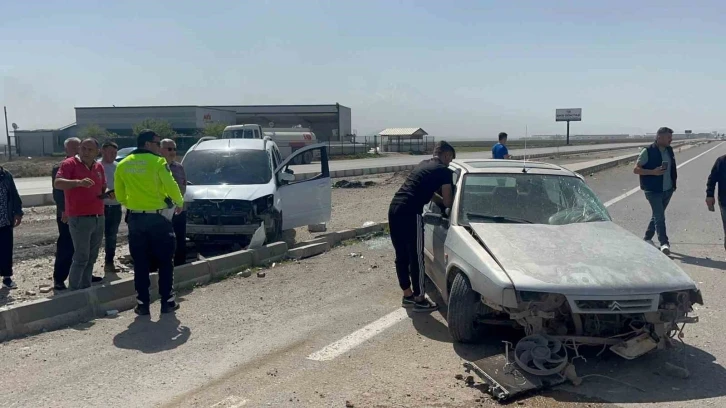 Aksaray’da iki araç kavşakta çarpıştı: 2 hafif yaralı
