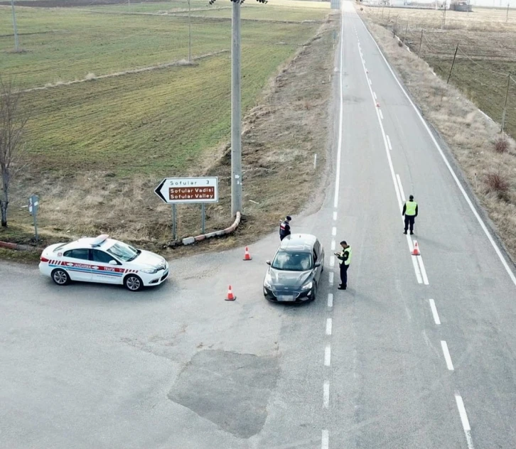 Aksaray’da trafik jandarması trafiği havadan denetliyor