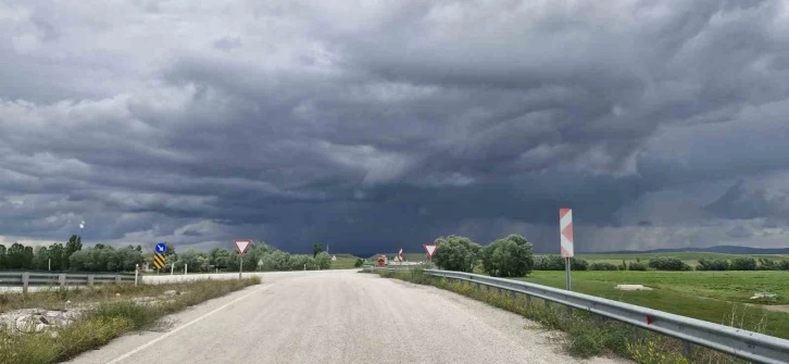 Alaca’da sağanak ve dolu yağış hayatı felç etti
